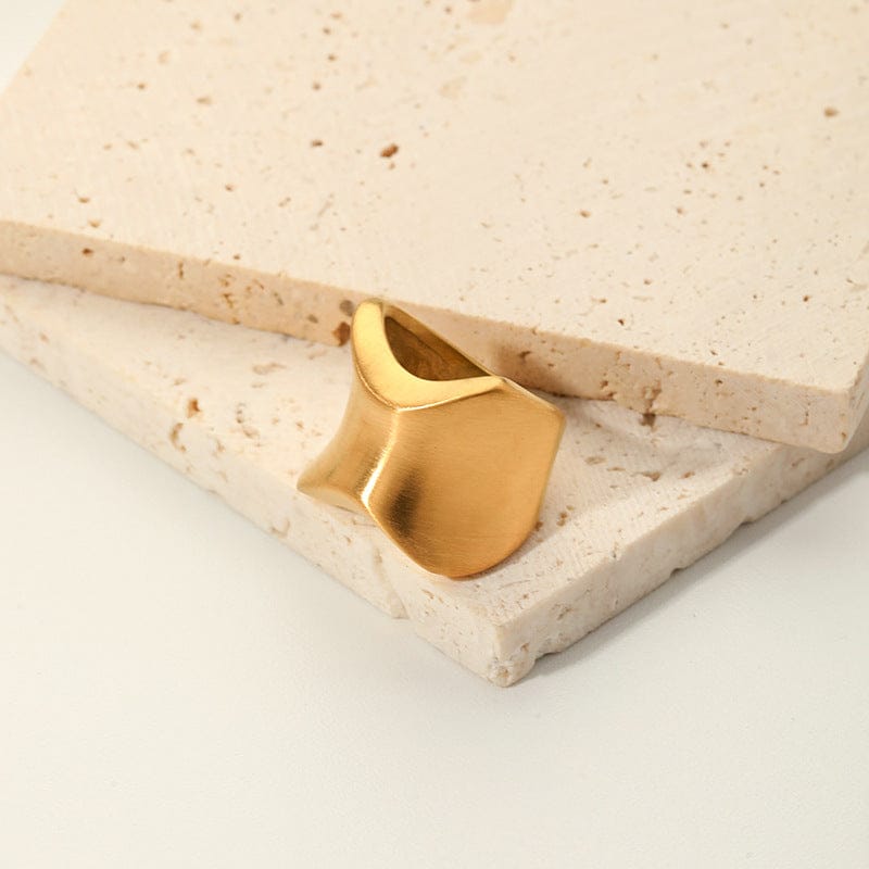 Irregular geometric ring